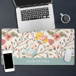 Mooie vogels met bloemennaam bureaumat<br><div class="desc">Deze prachtige bureaumat heeft een boeiende illustratie van twee kleurrijke cartoons die verliefd zijn en omgeven zijn door delicate bloemen. Dit elegante toetsenbordpaneel voegt een verfijnde toets van natuurschoon toe aan uw werkruimte en is aanpasbaar met jouw naam om een uniek en stijlvol bureaudecor te creëer</div>