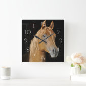 Mooie volbloed-arabisch in de stal vierkante klok (Huis)