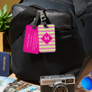 Mooie vrolijke kleurrijke Chevron-patroon met mono Bagagelabel