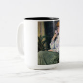 Mooie vrouw die bloemen geur ruikt (Reverie) Tweekleurige Koffiemok (Voorkant links)