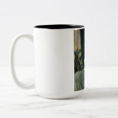 Mooie vrouw die bloemen geur ruikt (Reverie) Tweekleurige Koffiemok (Links)