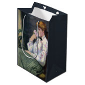 Mooie vrouw die bloemparfum ruikt, bloem medium cadeauzakje (Voorkant Gekanteld)