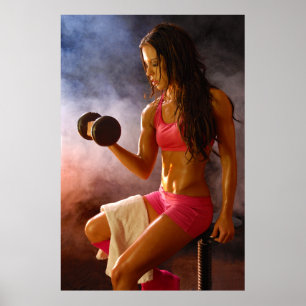 Mooie vrouw die Dumbell uitwerpt Poster