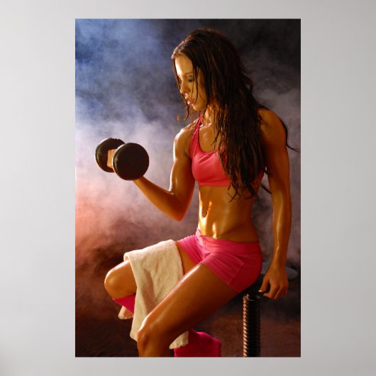 Mooie vrouw die Dumbell uitwerpt Poster (Voorkant)