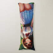 Mooie vrouw die in een snoepjes bos loopt lichaamskussen (Voorkant Verticaal)