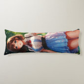 Mooie vrouw die in een snoepjes bos loopt lichaamskussen (Voorkant)