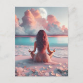 Mooie vrouw die mediteert op stranddeken briefkaart (Voorkant)