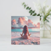 Mooie vrouw die mediteert op strandlaken kaart (Staand voorkant)