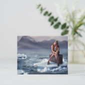 Mooie vrouw die op koffer zit briefkaart (Staand voorkant)