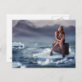 Mooie vrouw die op koffer zit briefkaart (Voorkant / Achterkant)