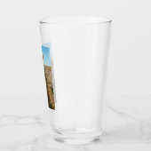 Mooie vrouw die over de muur kijkt () glas (Links)