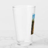 Mooie vrouw die over de muur kijkt () glas (Rechts)