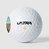 Mooie vrouw die over de muur kijkt () golfballen (Logo)