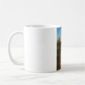 Mooie vrouw die over de muur kijkt () koffiemok (Links)