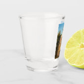 Mooie vrouw die over de muur kijkt () shot glas (Links)