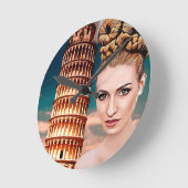 Mooie vrouw die tower leunt van pisa abstracte kun ronde klok (Hoek)