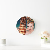 Mooie vrouw die tower leunt van pisa abstracte kun ronde klok (Huis)