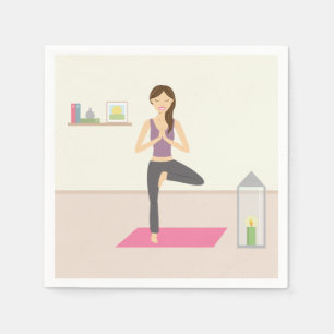 Mooie vrouw die yoga doet in een gedecoreerde kame servetten
