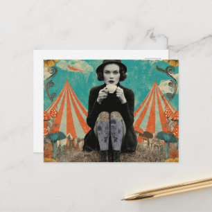 Mooie vrouw drinkt thee bij het circus briefkaart