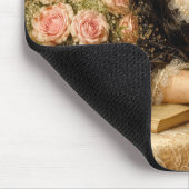 Mooie vrouw geposeerd met rozenboeket muismat (Hoek)