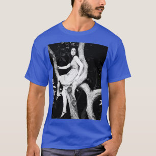 Mooie vrouw in een boom, mooi zwart-wit t-shirt