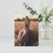 Mooie vrouw in een dress in een veld briefkaart (Staand voorkant)