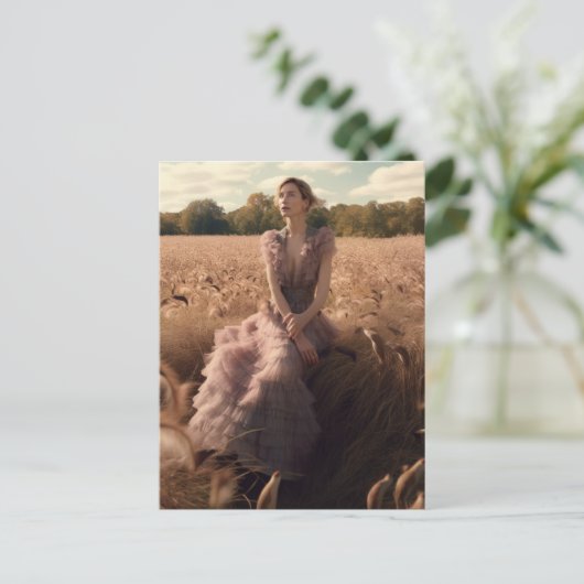Mooie vrouw in een dress in een veld briefkaart (Staand voorkant)