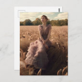 Mooie vrouw in een dress in een veld briefkaart (Voorkant / Achterkant)