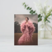 Mooie vrouw in een roze damp in een veld briefkaart (Staand voorkant)