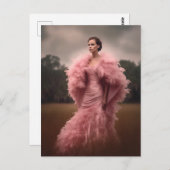 Mooie vrouw in een roze damp in een veld briefkaart (Voorkant / Achterkant)