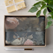 Mooie vrouw in  jurk met vlinders tissuepapier (Geschenk)