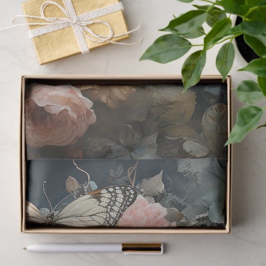 Mooie vrouw in jurk met vlinders tissuepapier (Geschenk)