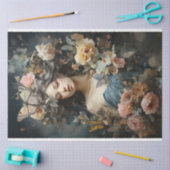 Mooie vrouw in  jurk met vlinders tissuepapier (Craft)