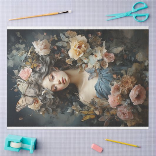 Mooie vrouw in jurk met vlinders tissuepapier (Craft)