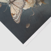 Mooie vrouw in  jurk met vlinders tissuepapier (Detail)