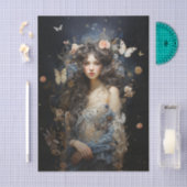 Mooie vrouw in  jurk met vlinders tissuepapier (Craft)