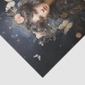 Mooie vrouw in  jurk met vlinders tissuepapier (Detail)