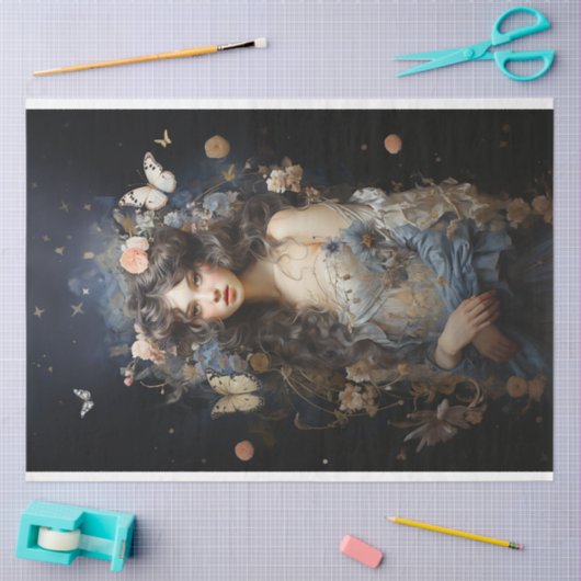 Mooie vrouw in  jurk met vlinders tissuepapier (Craft)