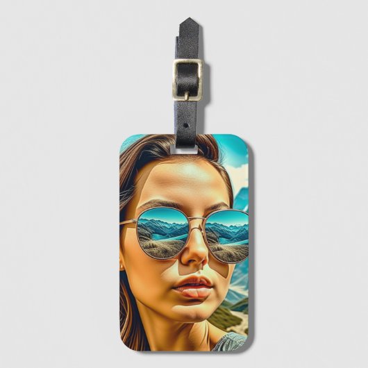 Mooie Vrouw in Zonnebril Bergreflectie Bagagelabel (Voorkant (verticaal))