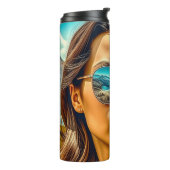 Mooie Vrouw in Zonnebril Bergreflectie Thermosbeker (Gedraaid links)