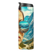 Mooie Vrouw in Zonnebril Bergreflectie Thermosbeker (Geroteerd rechts)