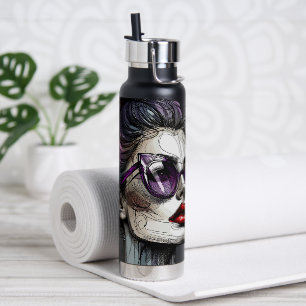 Mooie vrouw in zonnebril en paarse lippenstift waterfles