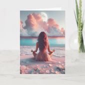 Mooie vrouw mediteert op het strand kaart (Voorkant)