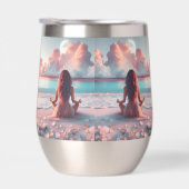 Mooie vrouw mediteren op strand blanco (Rechts)