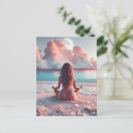 Mooie vrouw mediteren op strand blanco briefkaart (Staand voorkant)