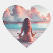 Mooie vrouw mediteren op strand blanco hart sticker (Voorkant)