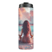 Mooie vrouw mediteren op strand blanco thermosbeker (Voorkant)