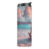 Mooie vrouw mediteren op strand blanco thermosbeker (Gedraaid links)