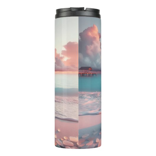 Mooie vrouw mediteren op strand blanco thermosbeker (Achterkant)