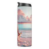 Mooie vrouw mediteren op strand blanco thermosbeker (Geroteerd rechts)